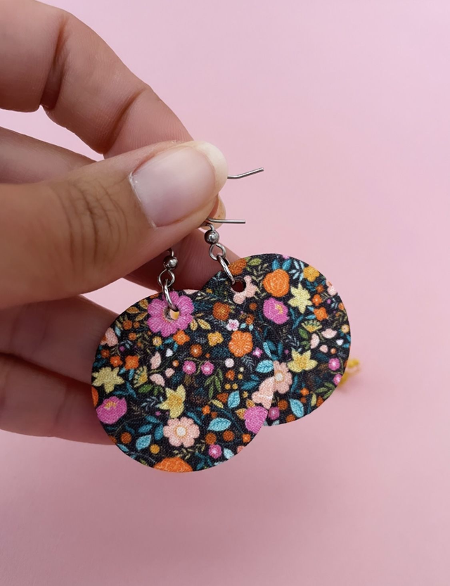 Boucles d'oreilles carton et tissu, rondes, collection "1001 fleurs" - fond noir et motifs fleuris multicolores
