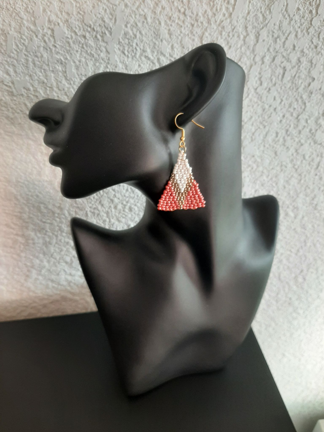 boucle d&#039;oreilles triangle en perle rocaille rose prune