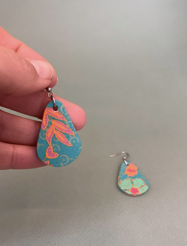 Boucles d'oreilles carton et tissu forme petites gouttes, collection " indie turquoise " - fond turquoise et motifs fleuris bleu, orange et rose