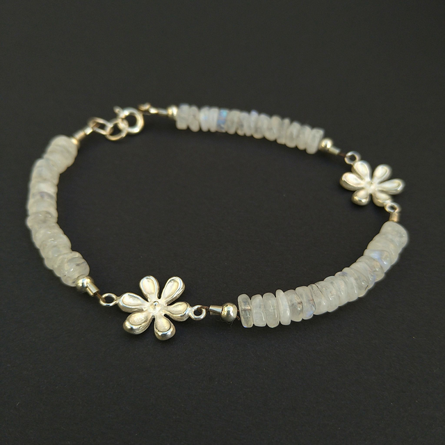 Armband zilveren bloemen met maansteen