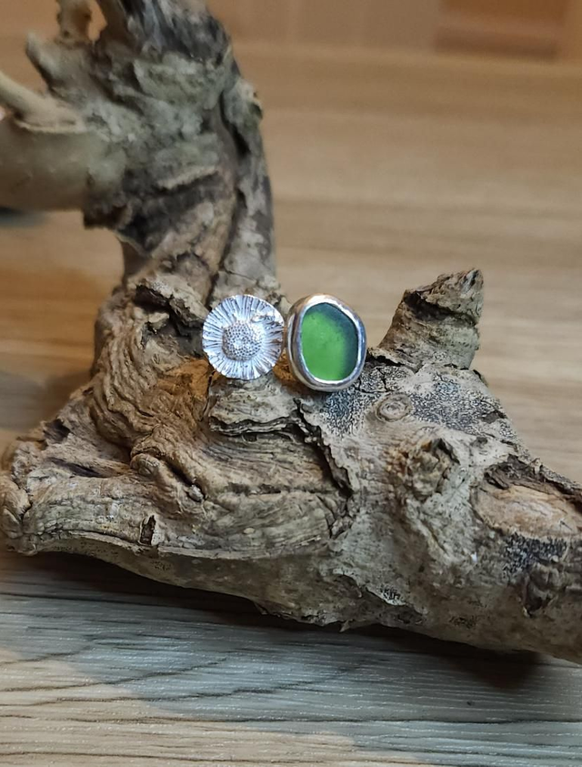 Daisy and green Sea Glass ring