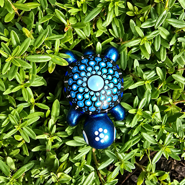 Petite tortue décorative – Mandala bleu métallisé & turquoise peint à la main