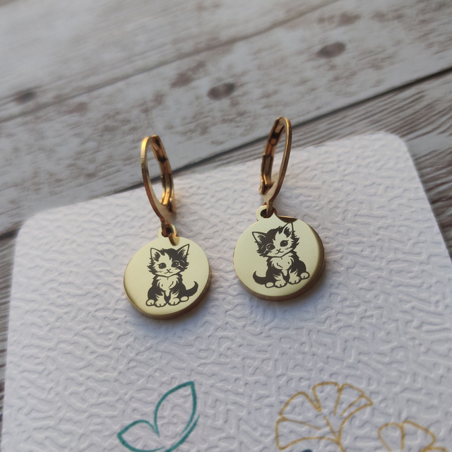 Boucles d&#039;oreilles &quot;Dormeuse chat&quot; gravés doré