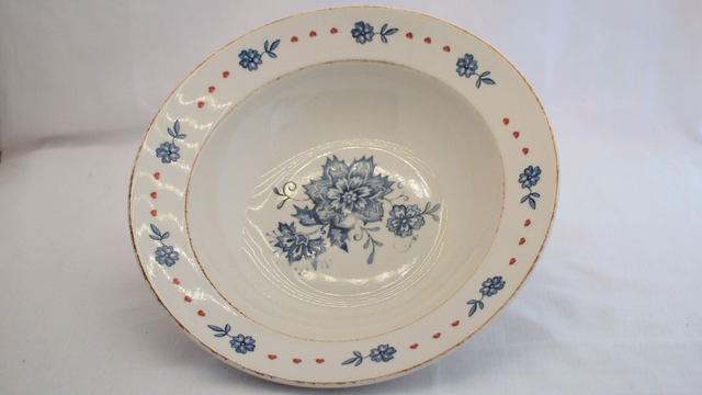 Jet by Ter Steege | &#039;Pien&#039; Gesigneerde bloemenschaal (diameter 26,0 cm | hoogte 6,5 cm) Rond model Gebroken wit met blauwe kleuren | Vintage