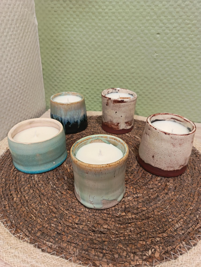 Bougie en gobelet céramique émaillé