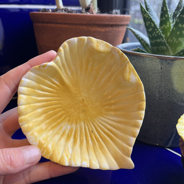 Leaf soap dish - mustard