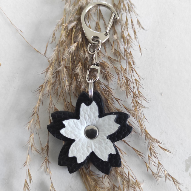 Porte clés fleur en cuir 