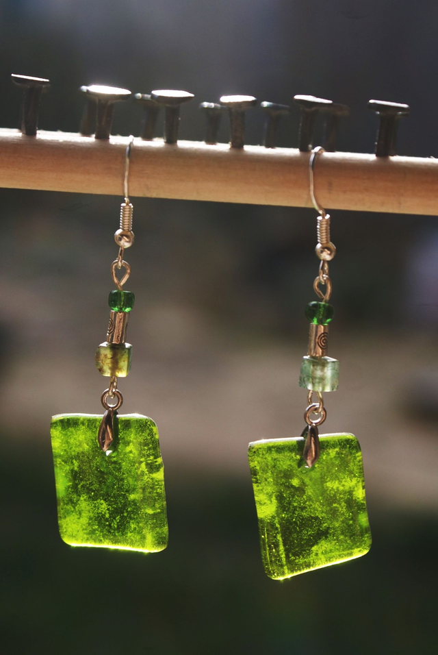 Boucles d&#039;oreilles en verre vert pomme transparent.