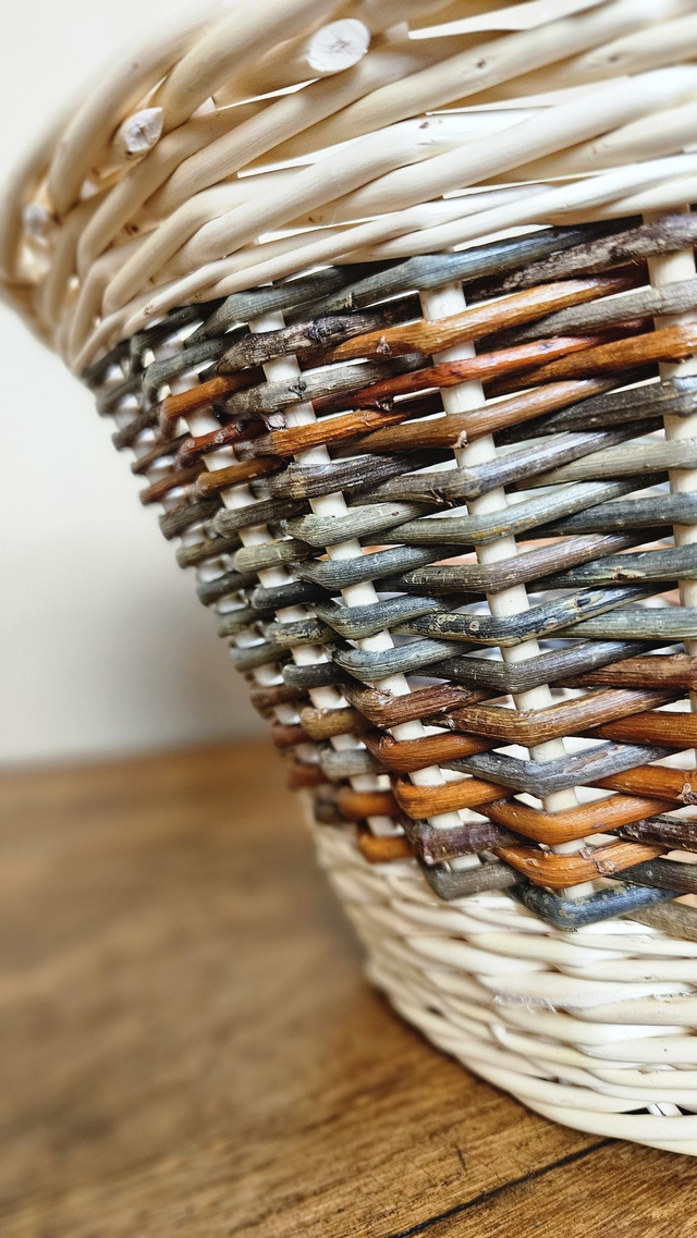 Panier ovale en osier naturel brut et blanc