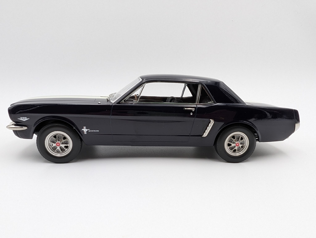 Ford Mustang Coupe 1966 - skala 1:18