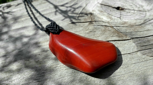 Collier pendentif • jaspe rouge