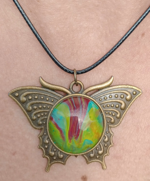 Pendentif papillon cabochon peint