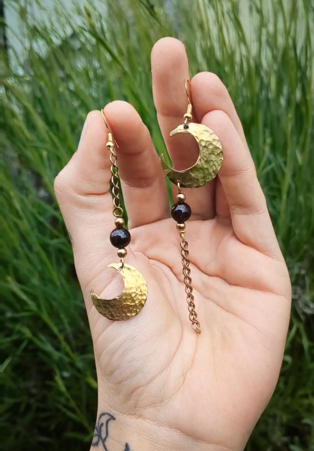 Lune - Boucles mini lune martelées asymétriques grenat