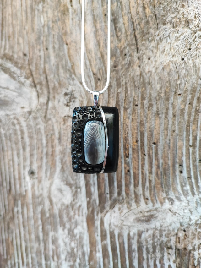 Pendentif en Bois d'Ébène du Gabon, Agate Botswana et Argent