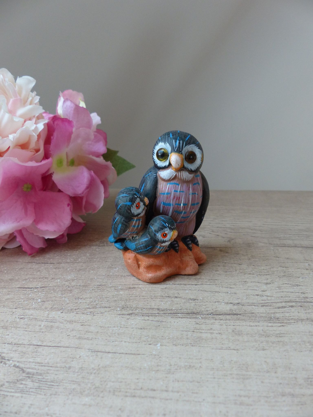 Figurine famille chouette et ses bébés en terre cuite peintes à la main, chouette protectrice bienveillante collection cadeau, poterie