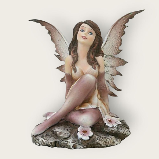 Fée assise aux ailes dorées