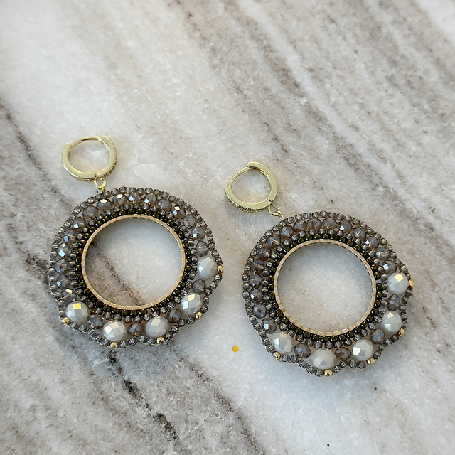 Handgenähte Ohrringe „Charly Creole“ in Taupe