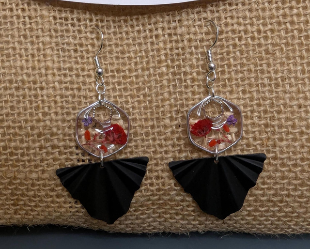 Boucles d&#039;oreilles  avec pendentif en résine transparente avec fleurs séchés et en métal noir en triangle, fermoir argent.