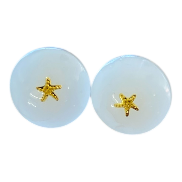Boucle d&#039;oreilles blanche avec étoile de mer en résine