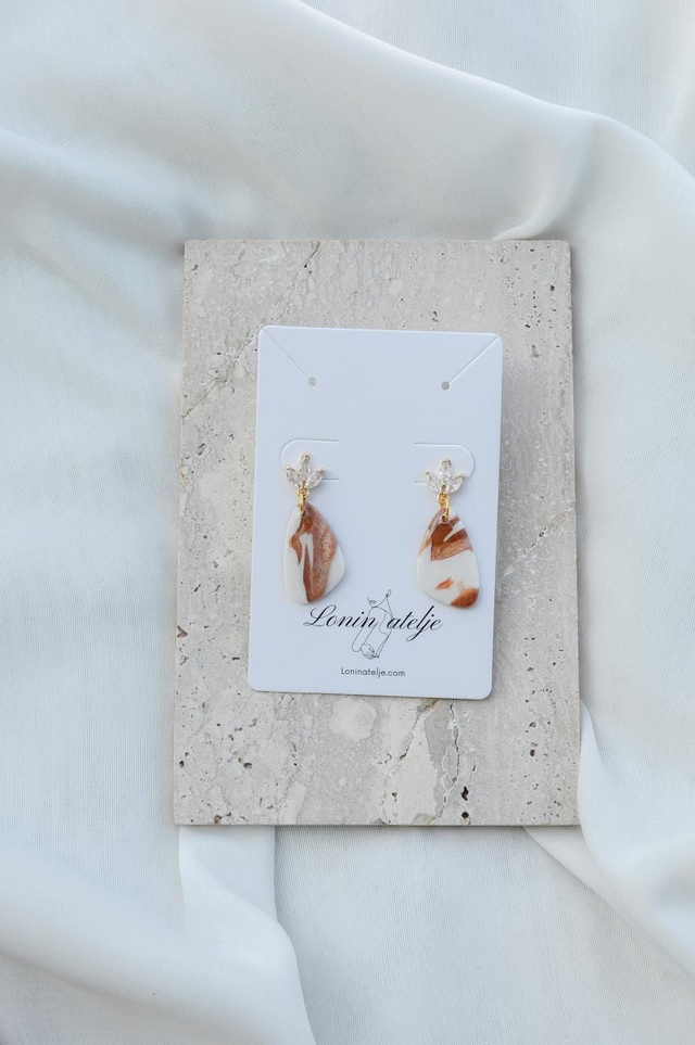 Rosewood Dreams Kolekcija - Viseči uhani z marmornim učinkom prelivanja barv in cirkonijo na osnovi