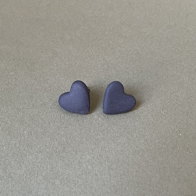 Boucles d’oreilles puces | Petit cœur noir