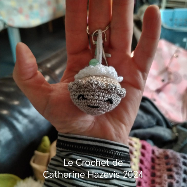 2024 Cupcake gris en porte-clé 