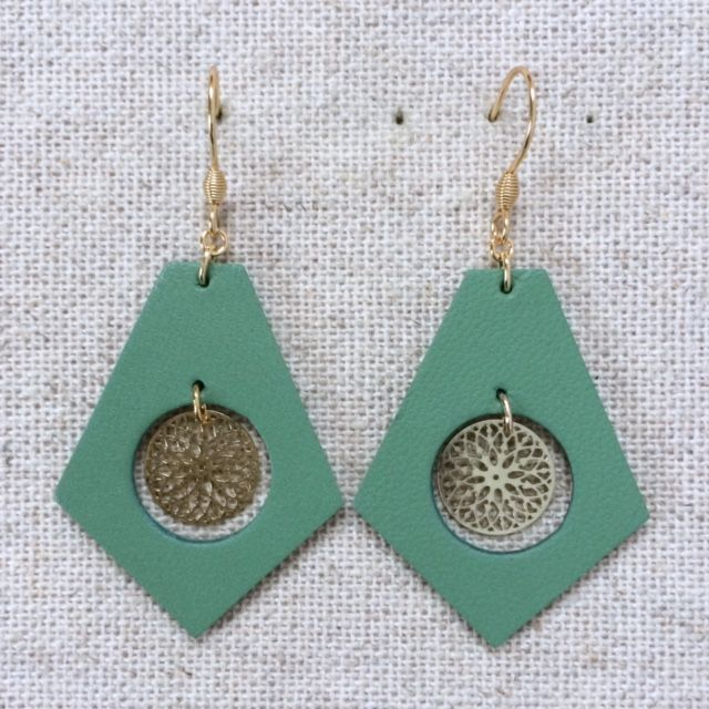 Boucles d’oreilles « Luth » dorées, cuir vert lichen