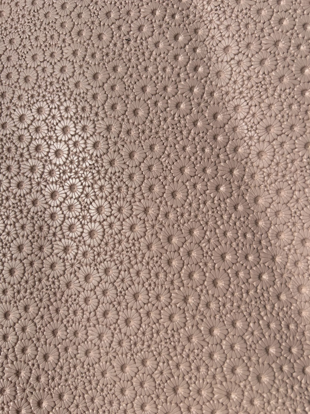 Chute de cuir motif paquerette effet 3D rose