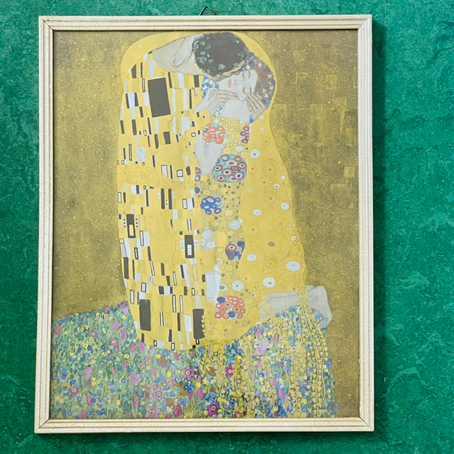 „Der Kuss“ mit weißer Holzleiste Kunstdruck