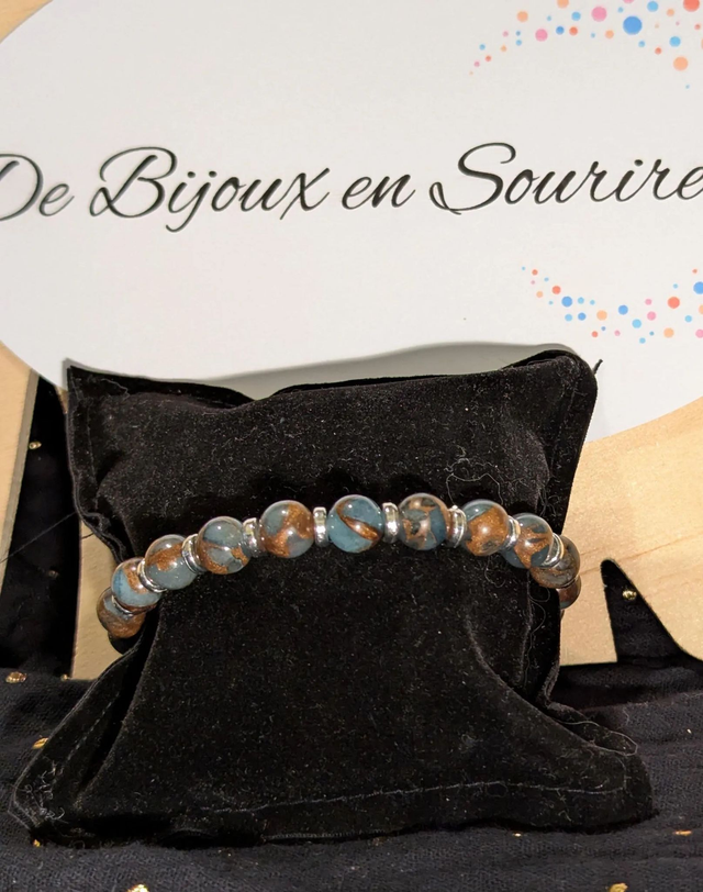 Bracelet perles d'éverisonne bleu marron perles d'espacement plate. Le fermoir et la chaine fermoir sont argent. 