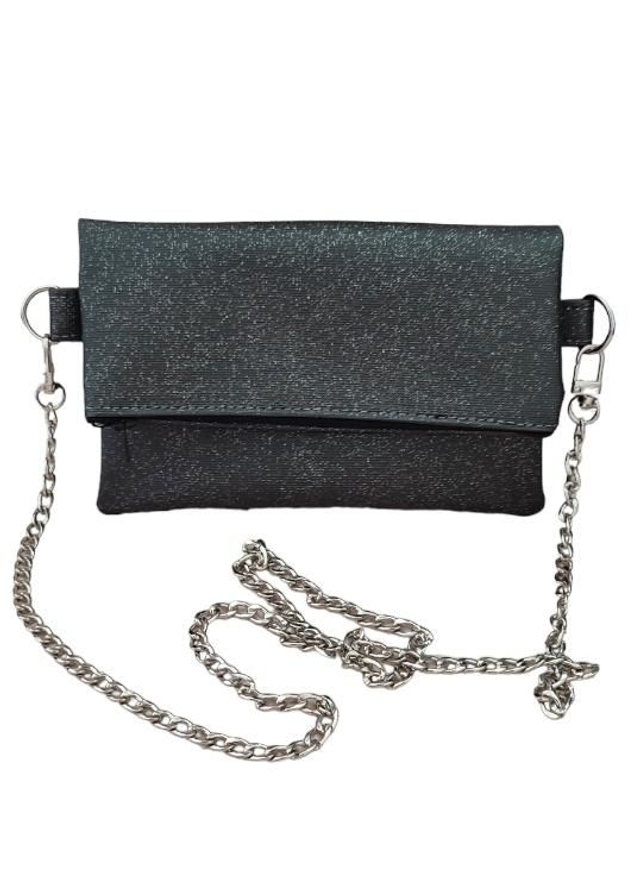 Pochette pailletté argent sur fond gris 