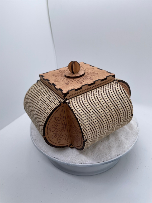 Boîte en bois en Croix et arrondie sur les côtés.