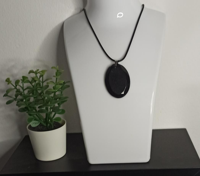 Pendentif noir CO028