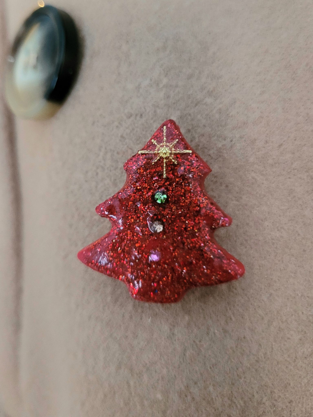 Brooch: Cute red glitter Christmas tree brooch