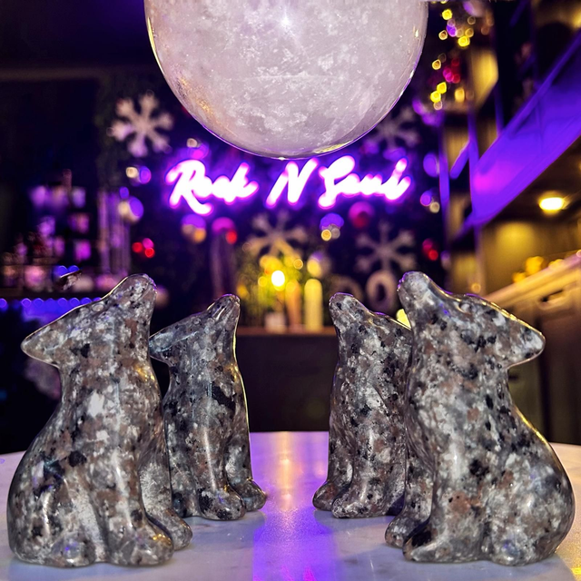 Yooperlite Wolf Carving