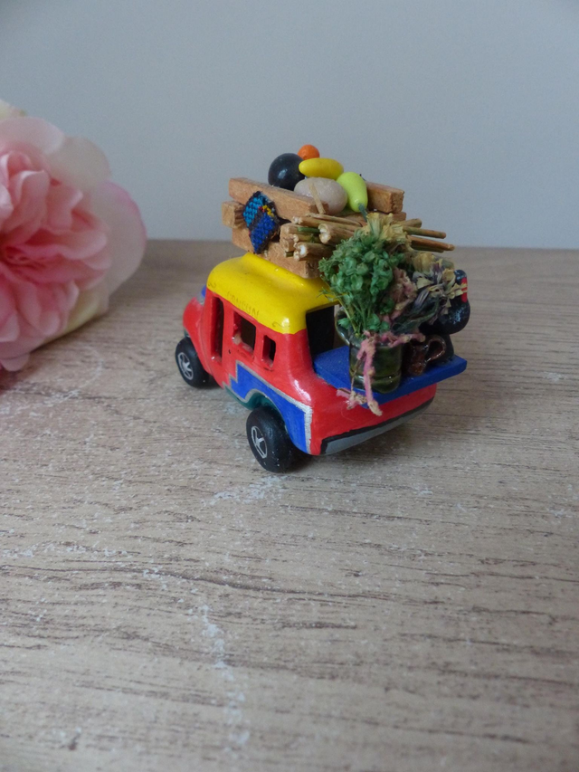 Petit bus équatorien en platre - Véhicule Folklorique peint main - Souvenir artisanal coloré avec passagers et marchandises, cadeau déco