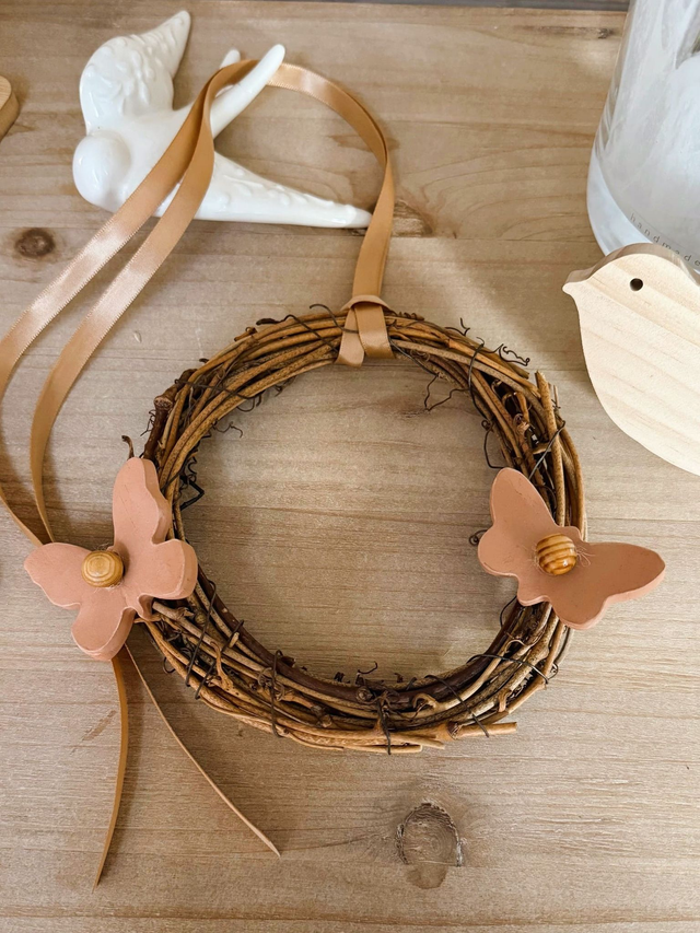 Couronne décorative murale en sarments & papillons en argile