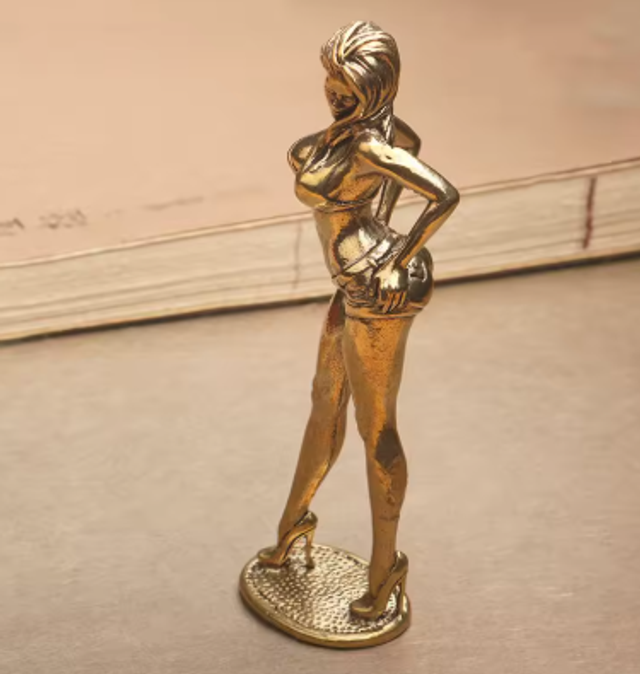 Massief messing beeldje Sexy meisje staand (10.5cm hoog)