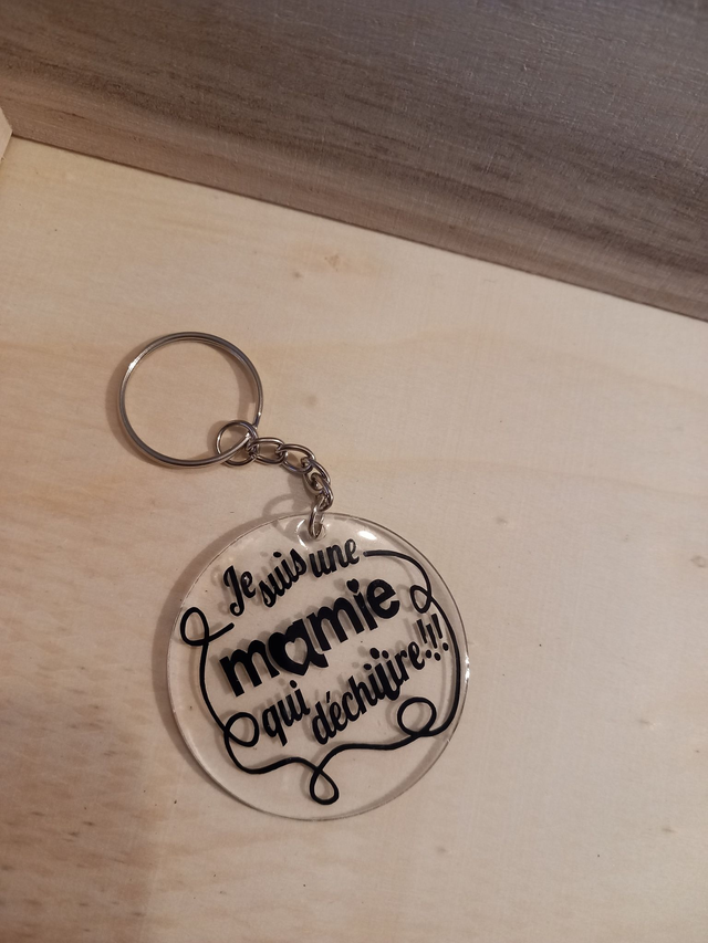 porte clé rond &quot; je suis une mamie qui déchire&quot;