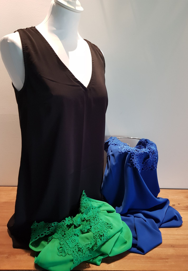 Robe droite AKOZ Paris Taille M sans manche