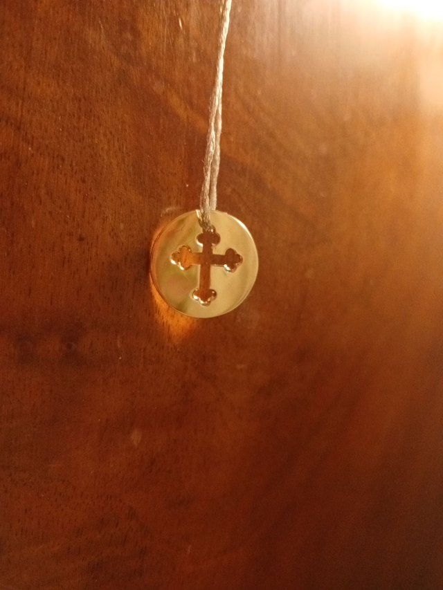 Médaille croix trilobée, dorée a l'or fin