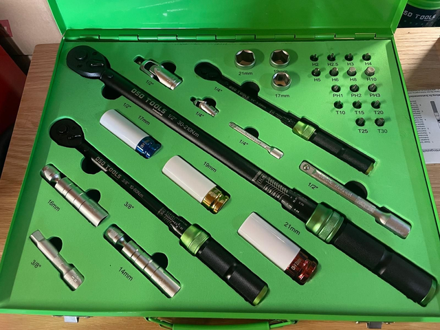 DSD TOOLS 32PC TORQUE WRENCH SET WITH DRIVE BITS , SPARK PLUG, SOCKETS  