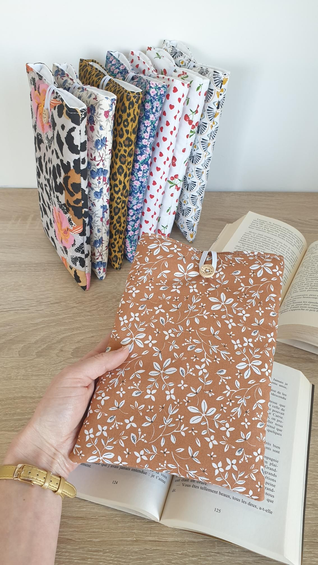 Pochette/couvre livre fleuri camel