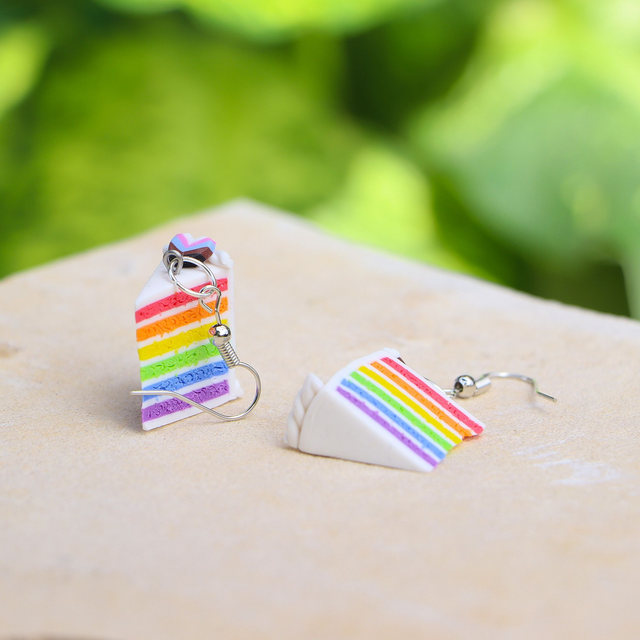 Ohrringe “Rainbow Cake” - Regenbogenfarbene LGBTQIA Torten-Ohrringe aus Polymerton, handgemacht, mit hypoallergenem Ohrhänger aus 925er Sterlingsilber