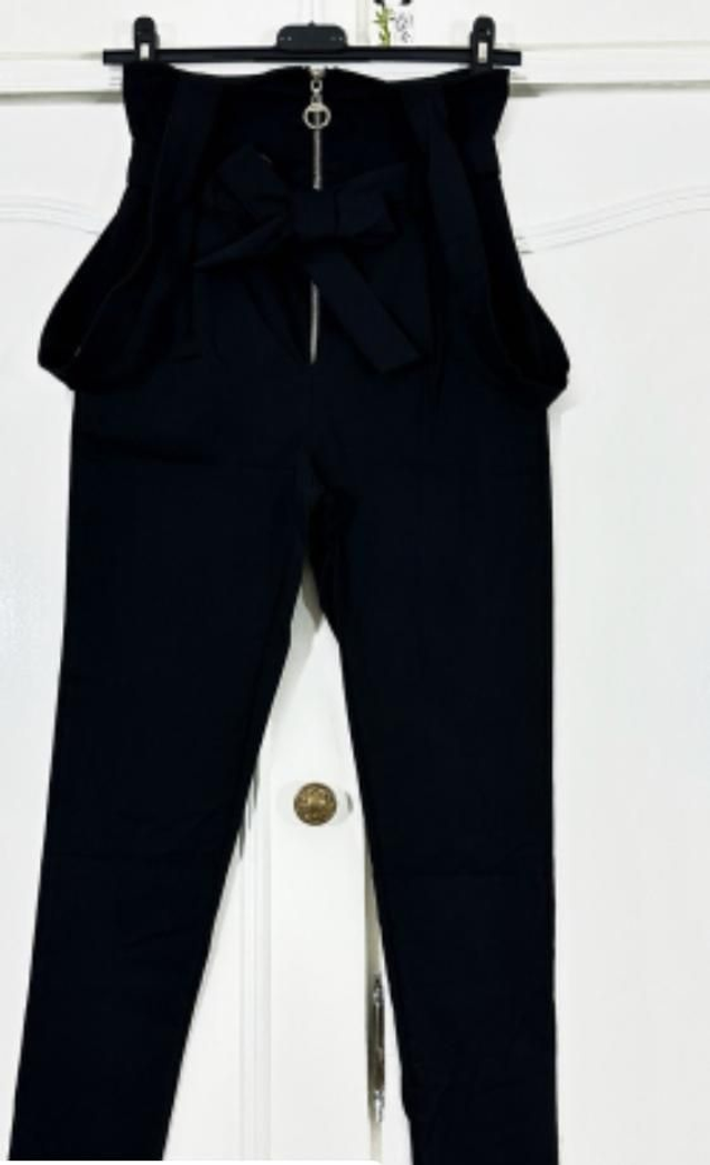 Le combi-pantalon avec bretelles