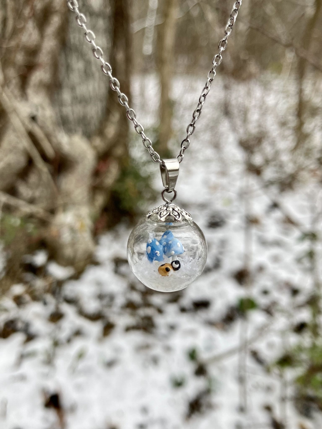 Pendentif bulle givrée amanites et coccinelle doré
