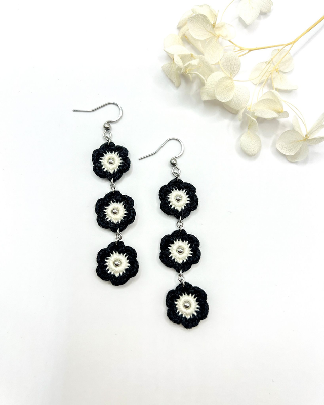Longues boucles d’oreilles fleuries Noire & Blanche