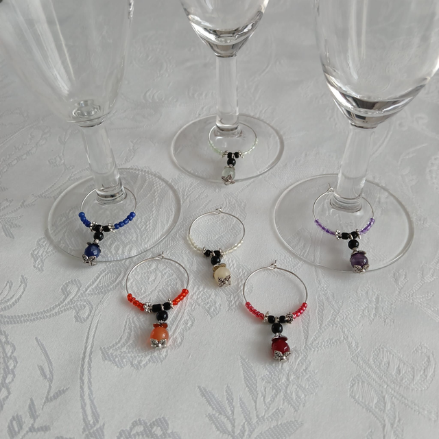 Wijnglas Markeerders (set van 6) met Rocailles, Edelsteenhangers en Zilverkleurige Accenten (13.017)