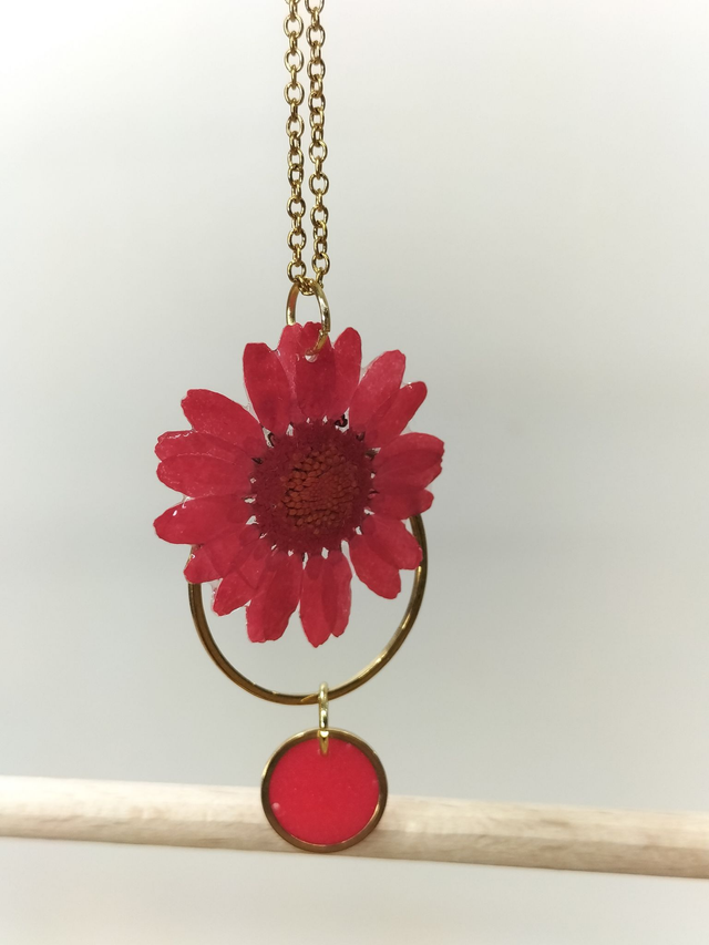 Pendentif fleur rouge et anneau doré