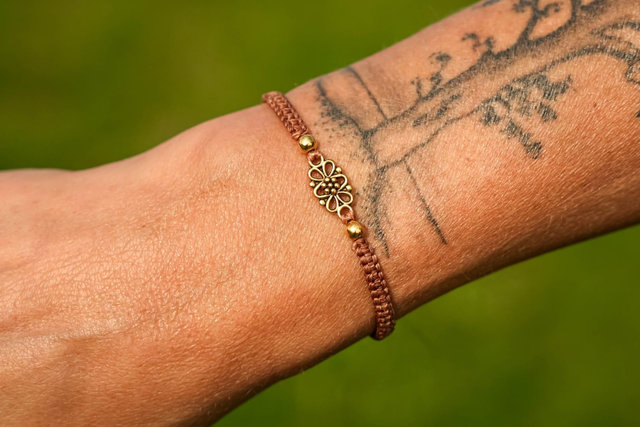 Bracelet en micro-macramé couleur noisette avec pendentif doré 